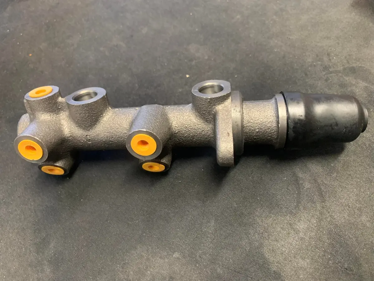 Dual Circuit Master Cylinder, Type 3 1967-71 1