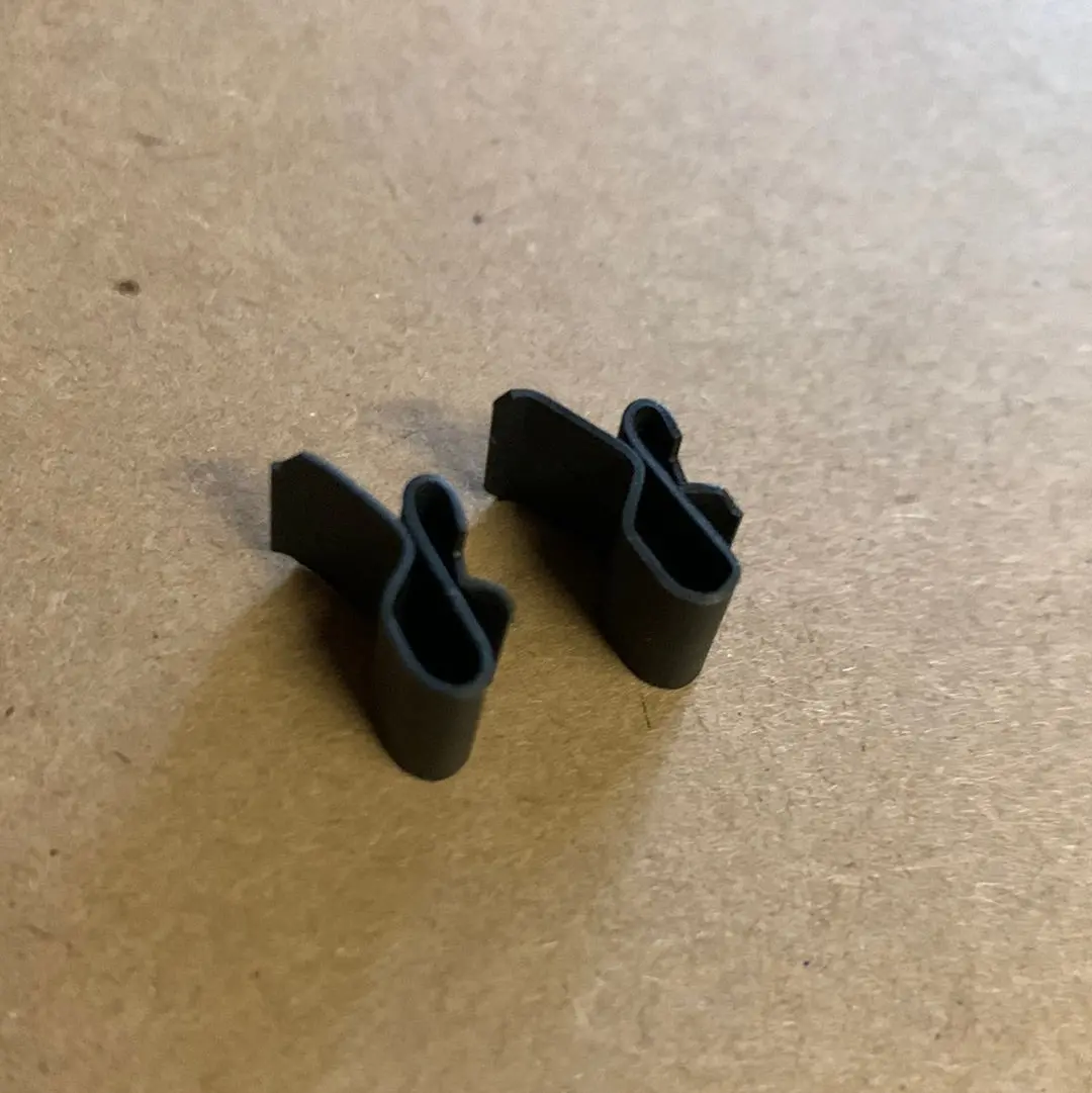 Window Channel Guide Retaining Clips Pair, Beetle 1958-79 1