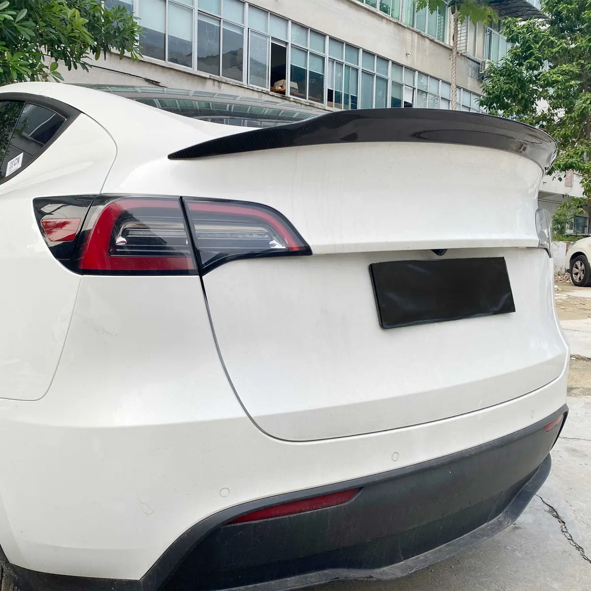 Tesla Model Y Spoiler Vs Style - Real Molded Carbon Fiber 1